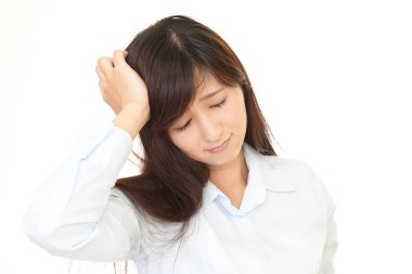 huzursuz bir ifade olan kadın