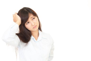 huzursuz bir ifade olan kadın