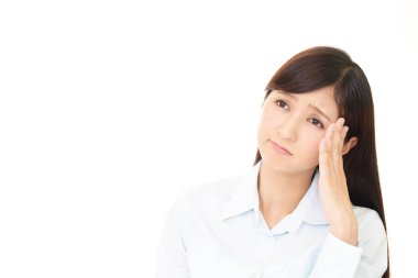 huzursuz bir ifade olan kadın