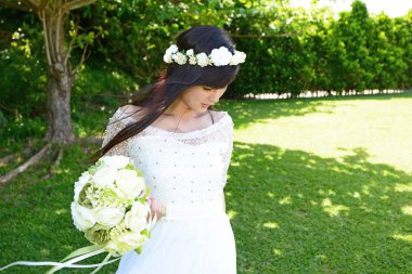 Asyalı güzel gelin gölgede rahatlatıcı