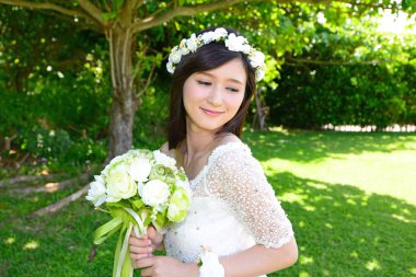 Asyalı güzel gelin gölgede rahatlatıcı