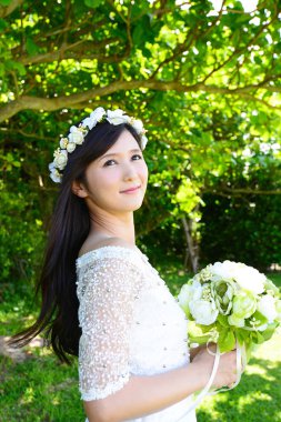 Asyalı güzel gelin gölgede rahatlatıcı