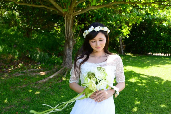 Asian beautiful bride relaxing in the shade — Stock Photo, Image