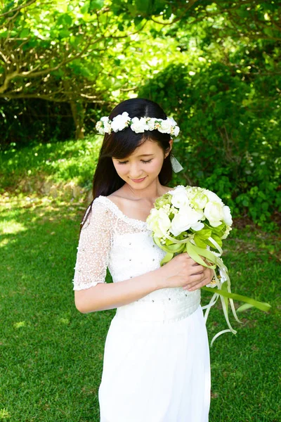 Азиатская красивая невеста отдыхает в тени — стоковое фото
