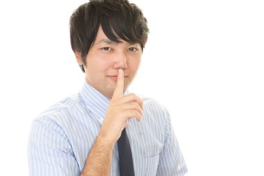 adam sipariş parmak dudaklarında.