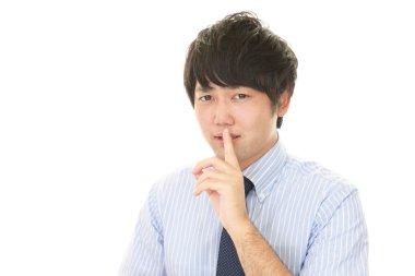 adam sipariş parmak dudaklarında.