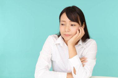 Gülümseyen genç kadın