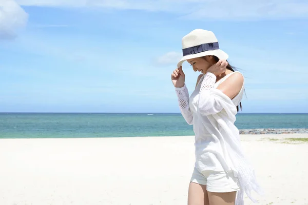 Woman enjoy the sun. — Stock Photo, Image