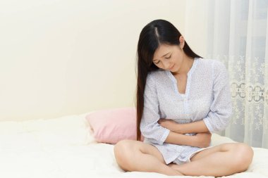 Karın ağrısı olan bir kadın.