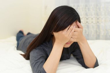 ağlayan genç kadın