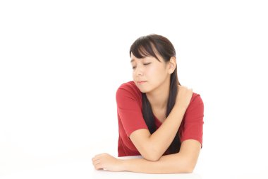 Omuz ağrısı olan bir kadın.