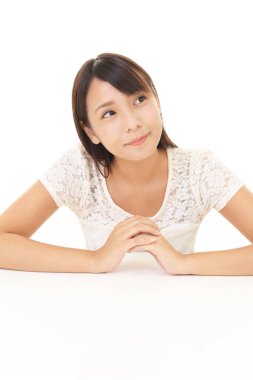 Gülümseyen genç kadın