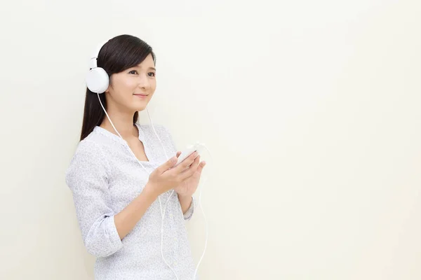 Mujer escuchando música — Foto de Stock