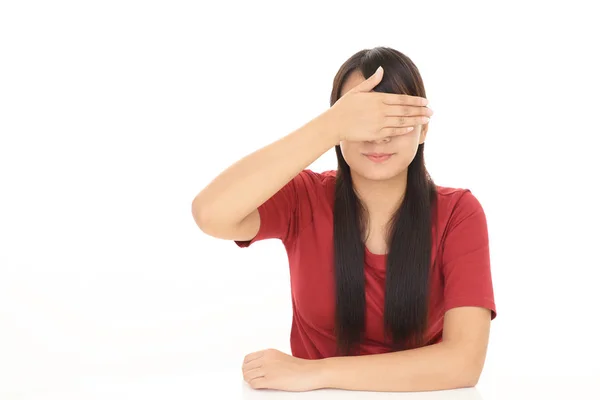 Vrouw die haar ogen bedekt — Stockfoto