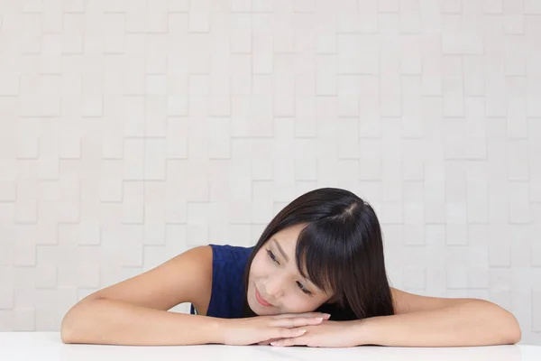 Ontspannen jonge vrouw. — Stockfoto