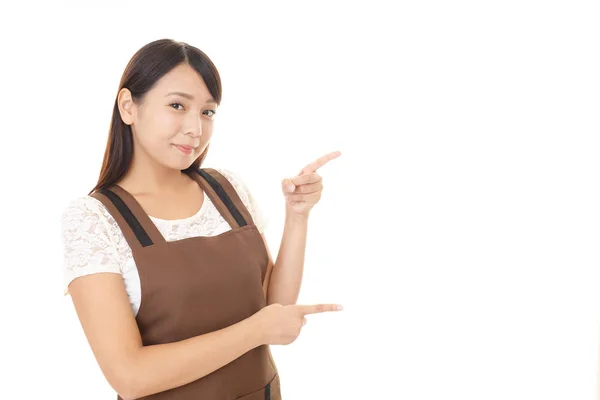 Aziatische huisvrouw in schort — Stockfoto