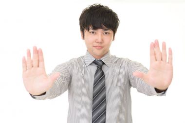 Dur işareti yaparak adam