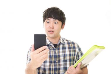 Şaşırmış Asyalı adam