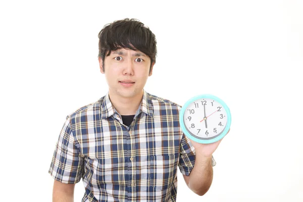 Aziatische man met een klok — Stockfoto