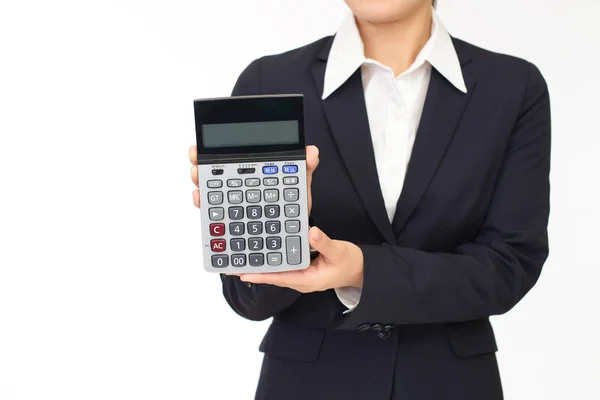 Mulher segurando uma calculadora — Fotografia de Stock