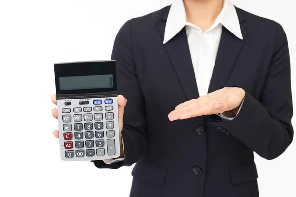 Mujer sosteniendo una calculadora —  Fotos de Stock