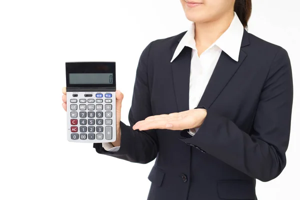 Mujer sosteniendo una calculadora —  Fotos de Stock