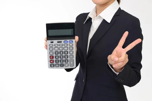 Femme tenant une calculatrice — Photo