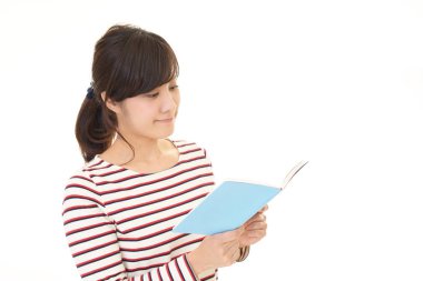 Kitap okuyan bir kadın.