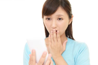 bir akıllı telefon olan kadın