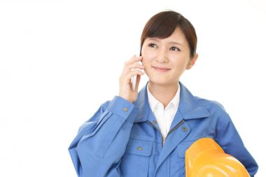 Gülümseyen kadın işçi 