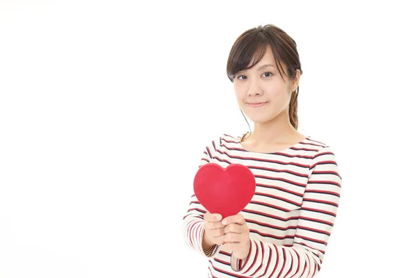 Mujer sonriente con un corazón rojo —  Fotos de Stock