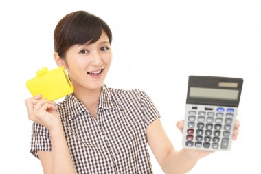 Gülümseyen genç kadın