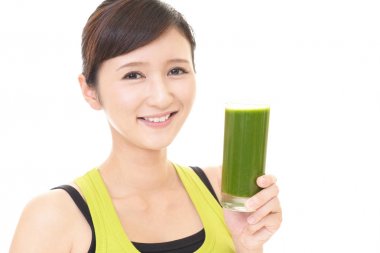 bir bardak meyve suyu içme kadın