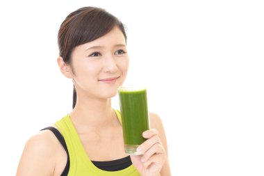 bir bardak meyve suyu içme kadın