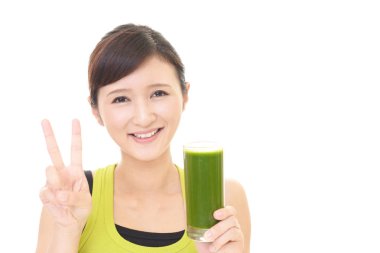 bir bardak meyve suyu içme kadın