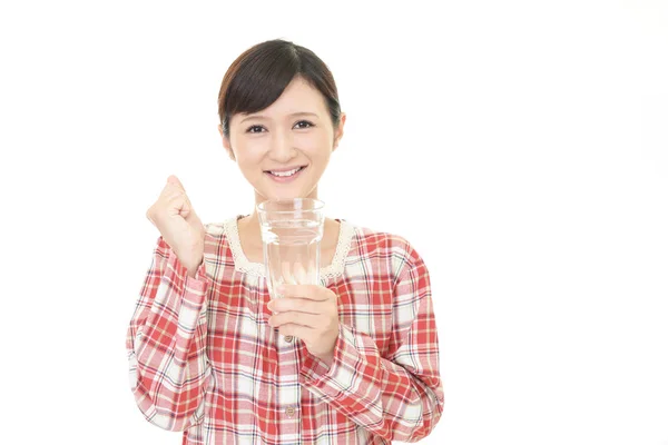 Vrouw die een glas water drinkt — Stockfoto