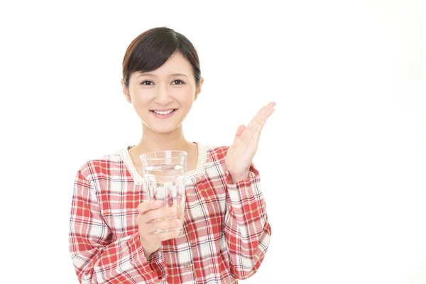 Vrouw die een glas water drinkt — Stockfoto