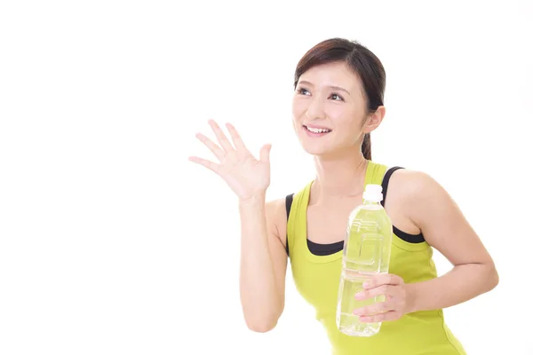 拿着一瓶水的女人 — 图库照片