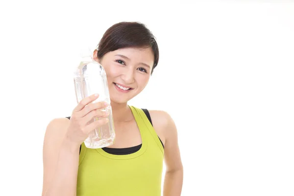 Donna con una bottiglia d'acqua — Foto Stock