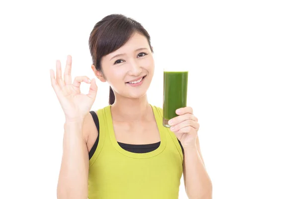 Femme avec un verre de jus — Photo