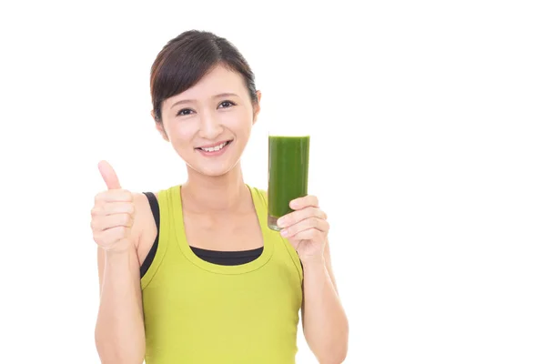 Mulher com um copo de suco — Fotografia de Stock