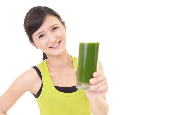 Frau mit einem Glas Saft — Stockfoto