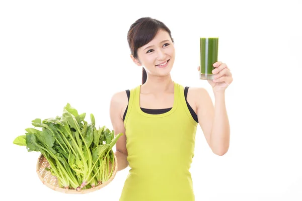 Frau mit einem Glas Saft — Stockfoto