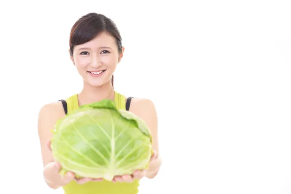 Vrouw bedrijf plantaardige — Stockfoto