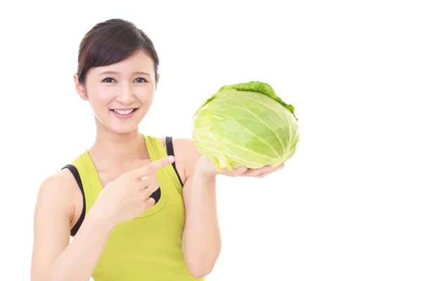 Frau, die Gemüse hält — Stockfoto