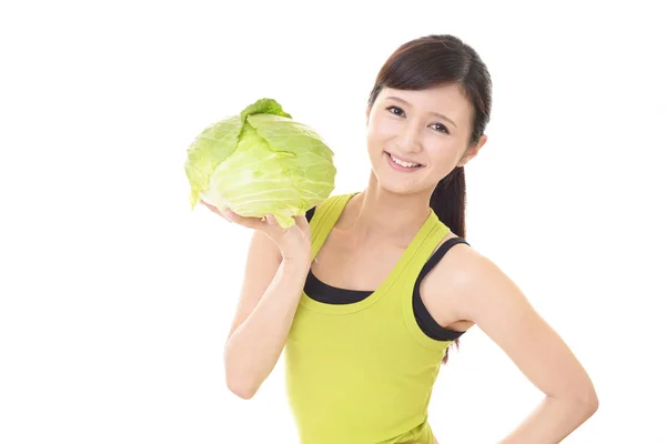 Frau, die Gemüse hält — Stockfoto