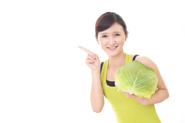 Vrouw bedrijf plantaardige — Stockfoto