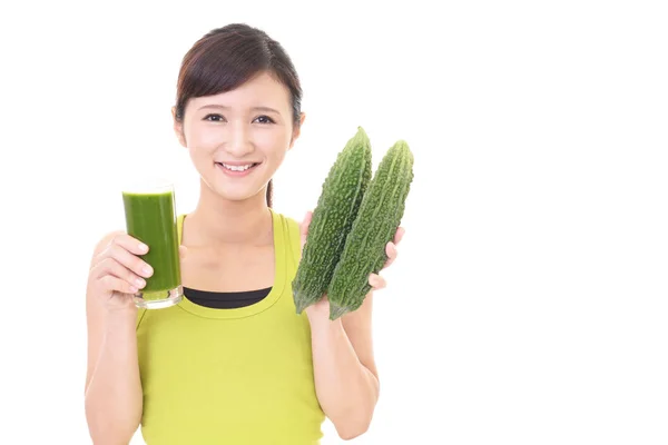 Donna con un bicchiere di succo — Foto Stock