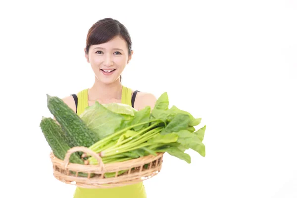 Mulher segurando legumes — Fotografia de Stock