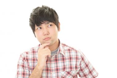 Huzursuz Asyalı adam